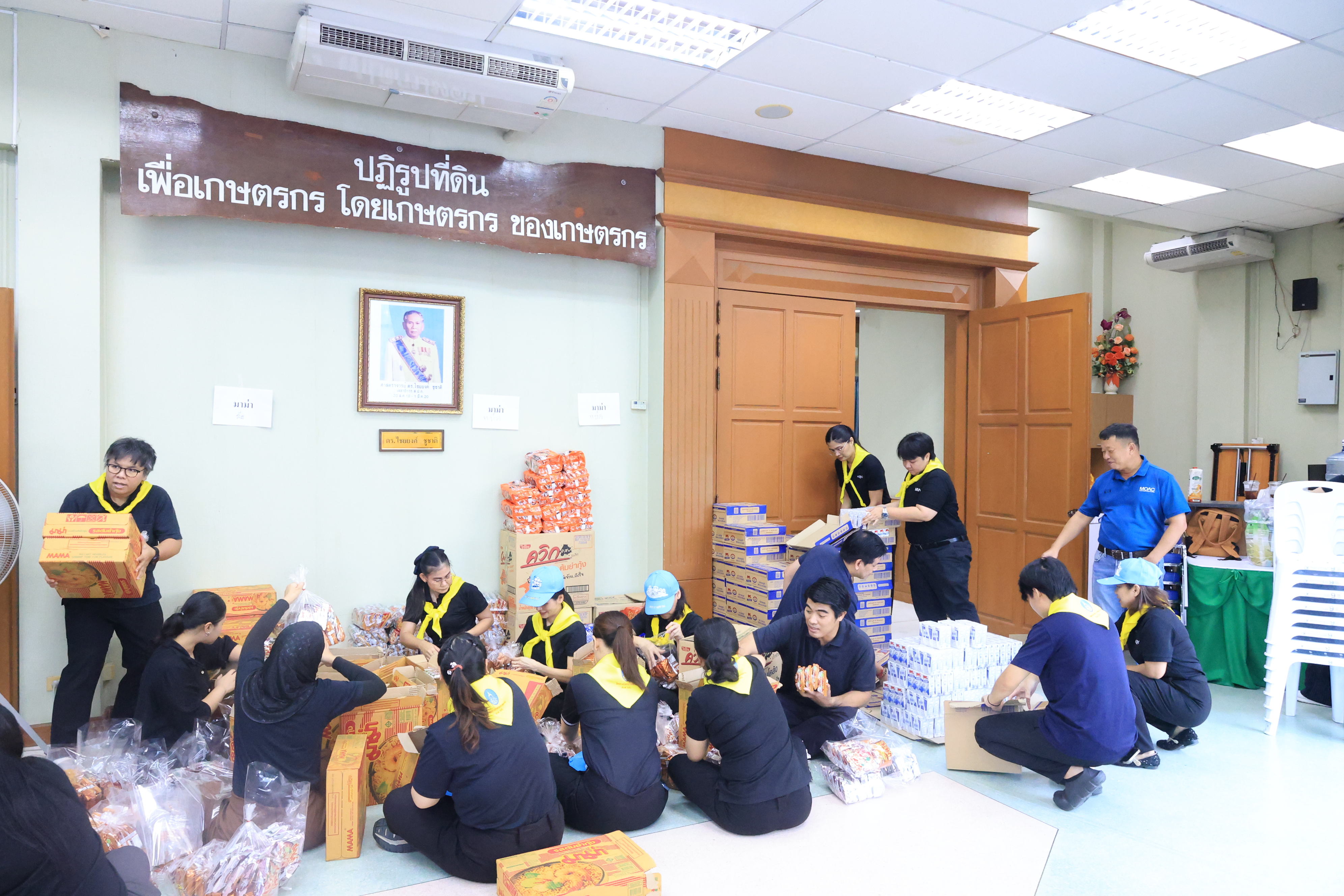 title - ส.ป.ก. ระดมจิตอาสาเตรียมถุงยังชีพ ส่งต่อความห่วงใยจาก รมช.เกษตรฯ ถึงมือผู้ประสบอุทกภัย